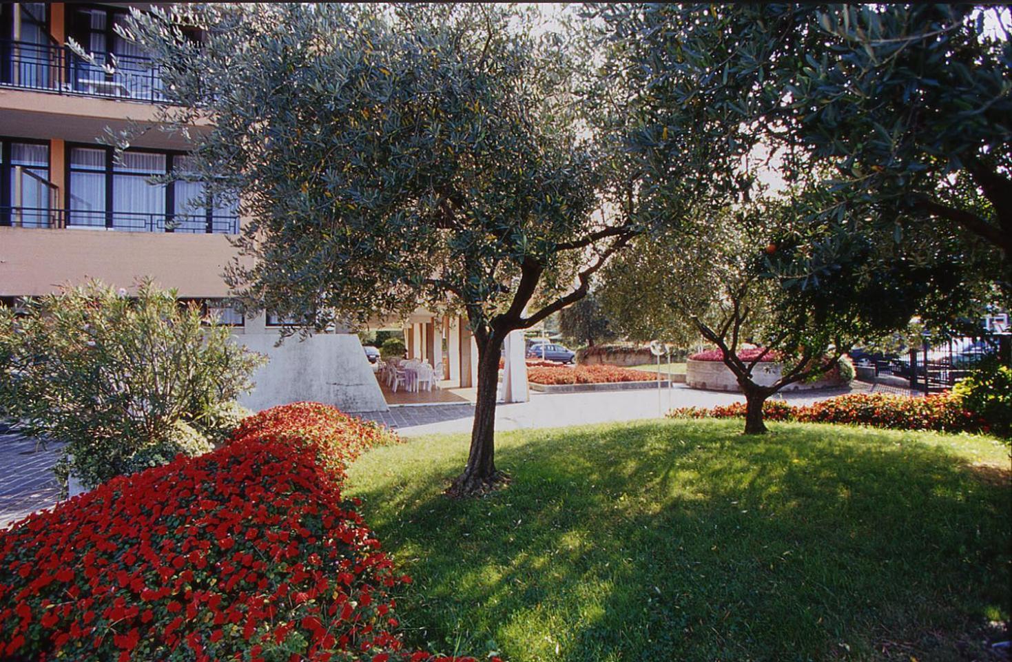 Hotel Residence Holiday Sirmione Exterior photo